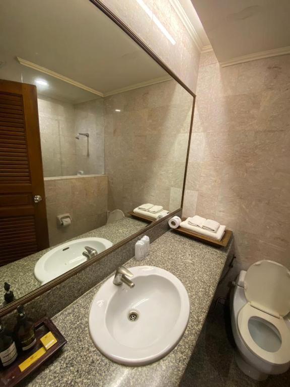 Sri U-Thong Grand Hotel Suphan Buri Dış mekan fotoğraf