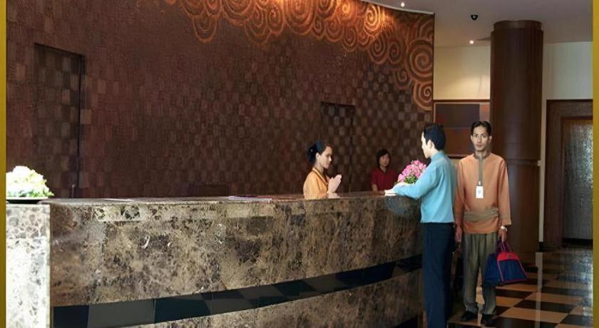 Sri U-Thong Grand Hotel Suphan Buri Dış mekan fotoğraf