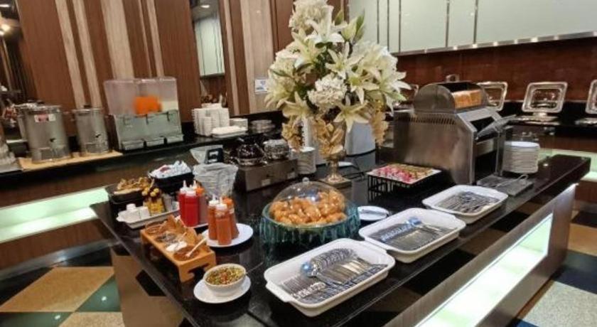 Sri U-Thong Grand Hotel Suphan Buri Dış mekan fotoğraf