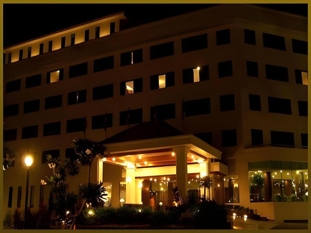 Sri U-Thong Grand Hotel Suphan Buri Dış mekan fotoğraf